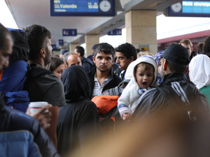 Fluechtlinge_Bahnsteig_21195790461_9559b6b946_o.jpg(© Josh Zakary / Flickr - CC BY-NC 2.0, https://creativecommons.org/licenses/by-nc/2.0/)