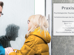 FC_Physiotherapeuten_Coverbild(© Picture-Factory / Fotolia.com)