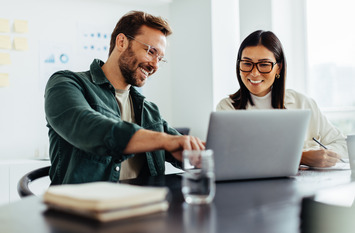 Menschen im Office gemeinsam