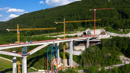 Bau einer Brücke für den Hochgeschwindigkeitszug über das Tal, Luftaufnahme.