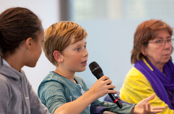 Kinder in einer Diskussionsrunde