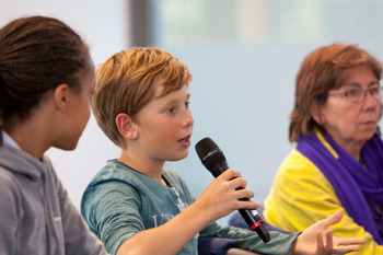 Kinder in einer Diskussionsrunde