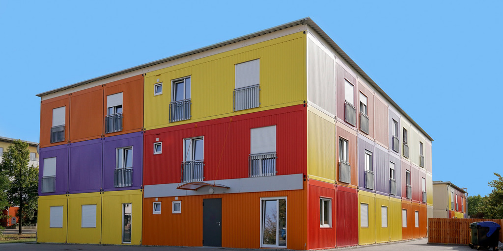 ein buntes Containerwohnheim, dass für die Unterkunft von Flüchtlingen verwendet wird