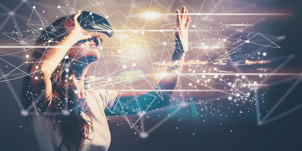 Junge Frau mit VR-Brille