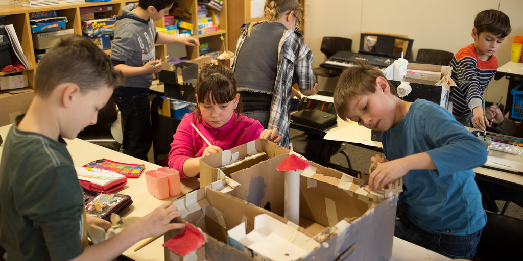 Schüler und Schülerinnen der Grundschule Nordhorn basteln etwas zusammen.