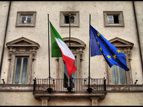 Flaggen-Italien-EU_2268316227_1d972f5cfe_o.jpg(© Matteo Piotto / Flickr - CC BY-SA 2.0, https://creativecommons.org/licenses/by-sa/2.0/)