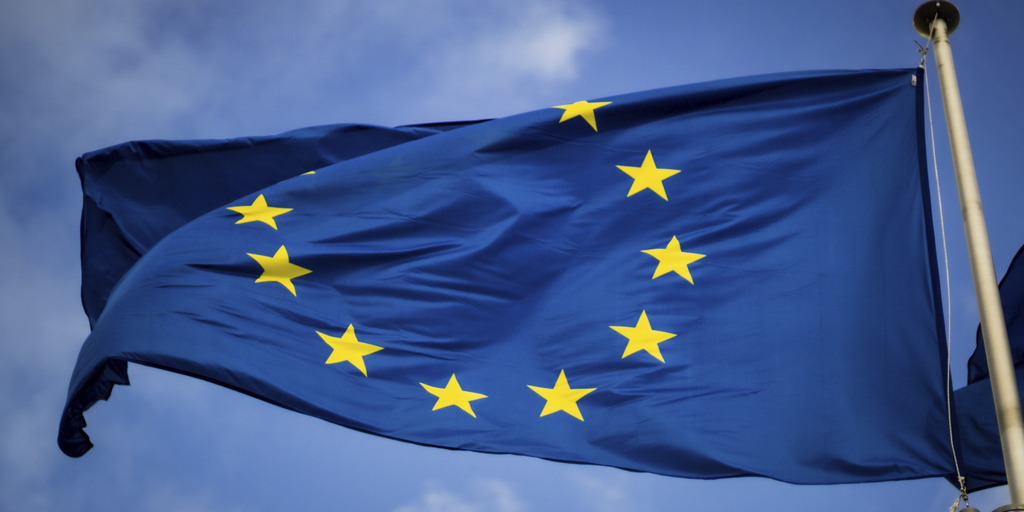 Europäischen Union weht im Wind und der Himmel ist blau.