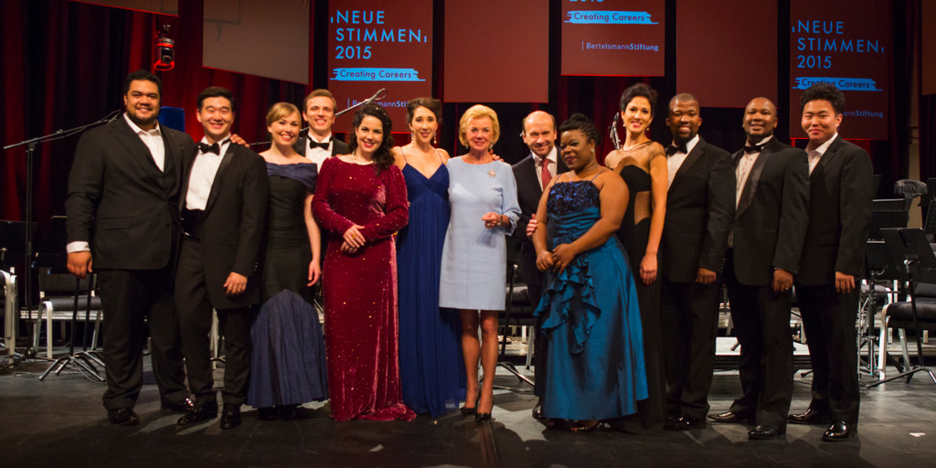 Group picture of the finalists with Liz Mohn, President of NEUE STIMMEN, and Dominique Meyer, Chairman of the NEUE STIMMEN jury.