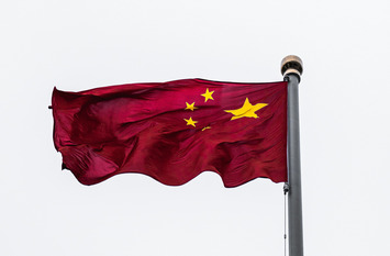 Die Flagge Chinas weht im Wind