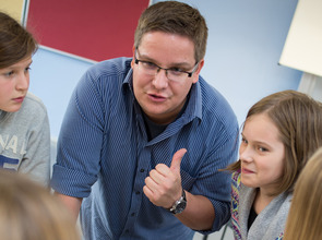 120343_Lehrer_mit_Schülern (2).jpg 2014(© Veit Mette)