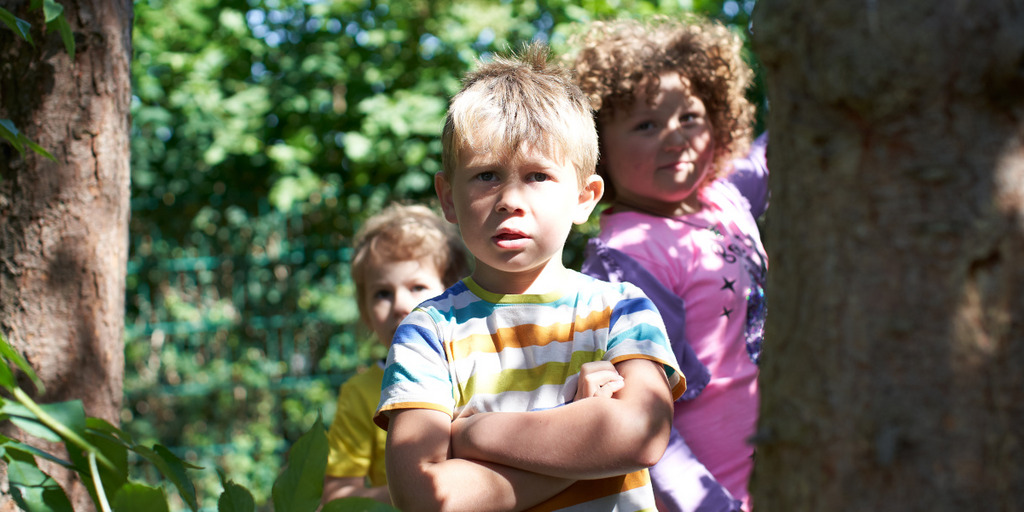 Mehrer Kinder im Garten der KiTa Frotheim