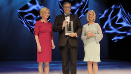 Toomas Hendrik Ilves mit den Reinhard Mohn Preis 2017 und den Damen Mohn