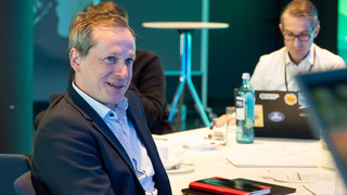 Mitglieder des Soundingboards sitzen am Meetingtisch