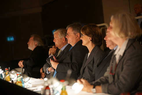 Aufmerksame Jury: vlnr: Gustav Kuhn, Jürgen Kesting, Bernd Loebe, Evamaria Wieser, Nicholas Payne, Anja Silja. Fotograf Arne Weychardt
