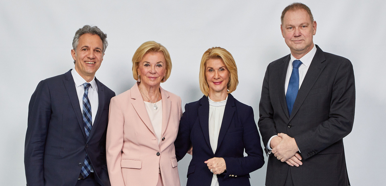 (© Kai Uwe Oesterhelweg) Die vier Vorstände der Bertelsmann Stiftung, Aart De Geus, Liz Mohn, Brigitte Mohn und Jörg Dräger, posieren für ein Gruppenfoto.