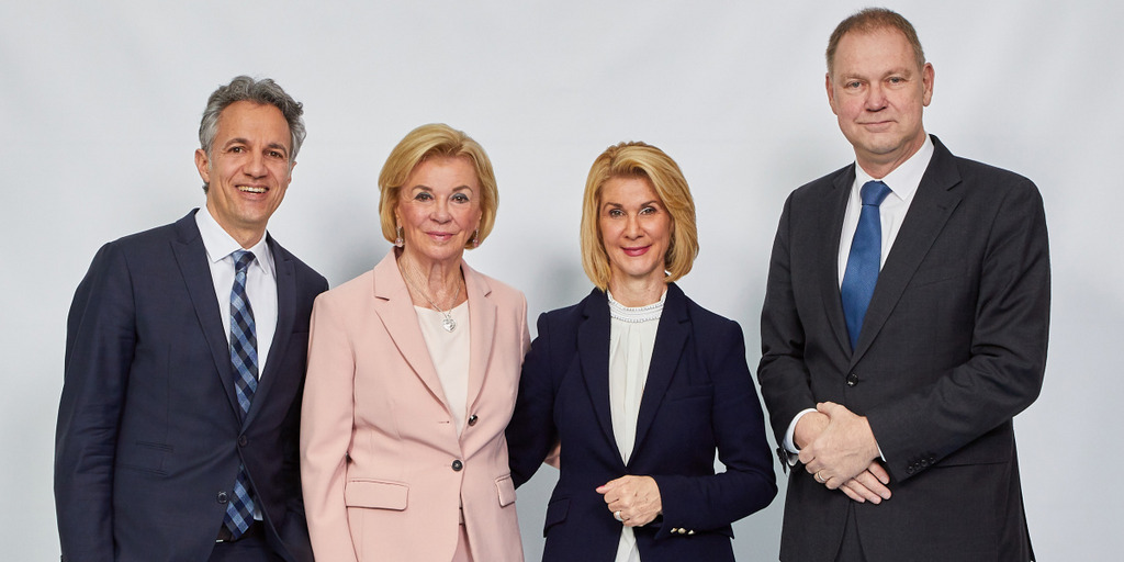 Die vier Vorstände der Bertelsmann Stiftung, Aart De Geus, Liz Mohn, Brigitte Mohn und Jörg Dräger, posieren für ein Gruppenfoto.