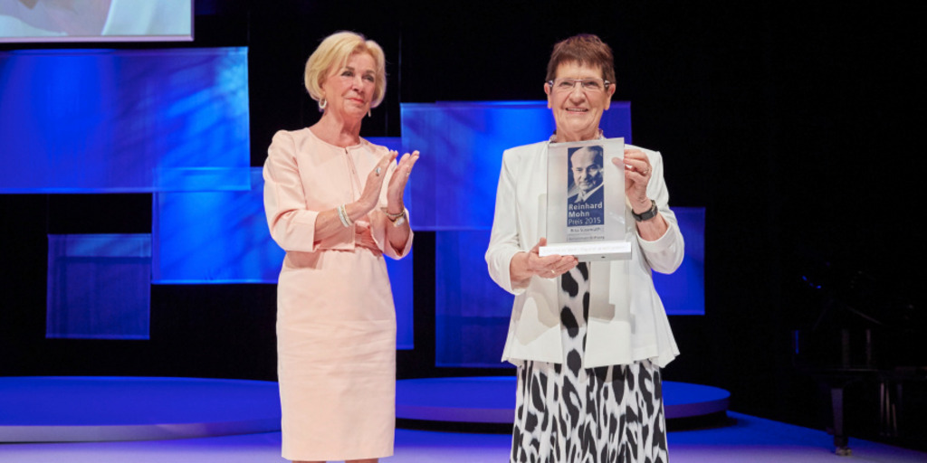 Rita Süssmuth with the Reinhard Mohn Prize, next to her Liz Mohn