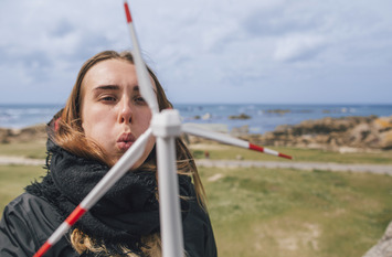 Jugendliche mit Windrad