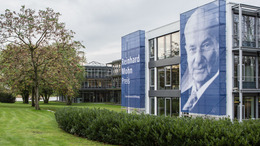 [Translate to English:] Außenansicht der Bertelsmann Stiftung mit einem Banner des Reinhard Mohn Preis