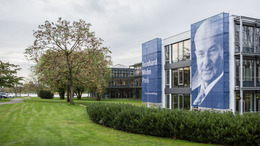 Stiftungsgebäude mit Flagge von Reinhard Mohn zu sehen