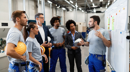 Gruppe junger Arbeiter:innen.
