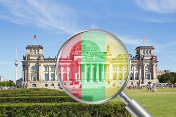 Bild vom Reichstag durch eine Lupe
