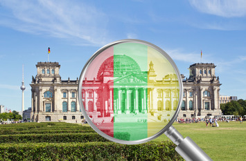Bild vom Reichstag durch eine Lupe
