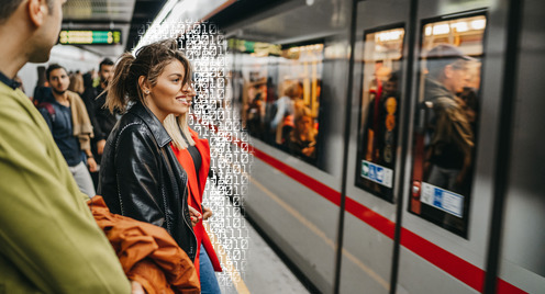 Frau am Bahnsteig