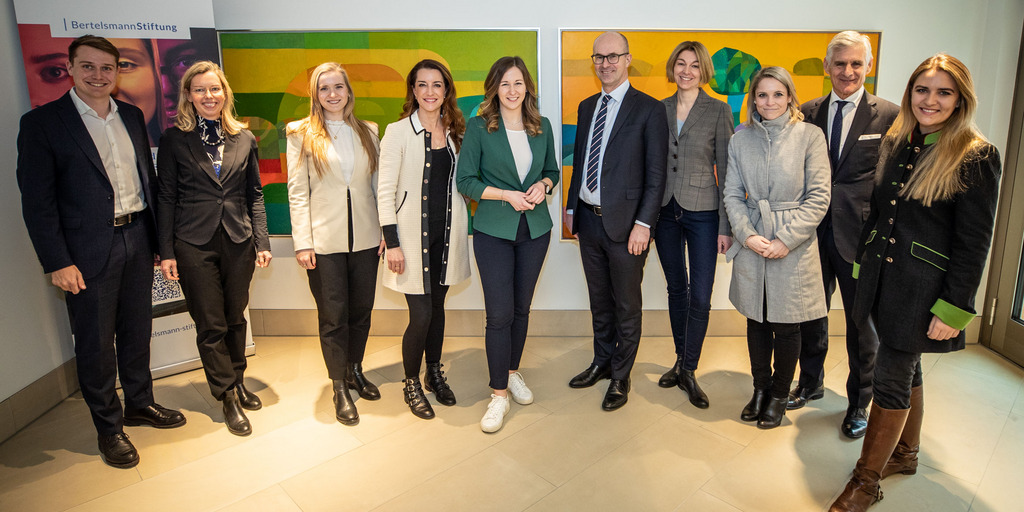 Staatssekretärin für Jugend und Zivilrecht mit ihren Mitarbeitern und Mitarbeiter der Bertelsmann Stiftung