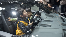 Studie More Than a Market_Kids at Shanghai Car-fair_15.jpg(© Jan Siefke)
