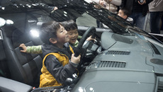 Studie More Than a Market_Kids at Shanghai Car-fair_15.jpg(© Jan Siefke)