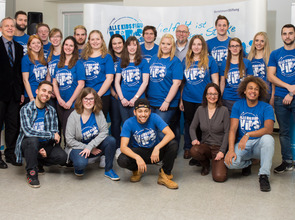 Gruppenfoto der Tanzgruppe FanatiX aus Berlin mit den Schülerinnen und Schülern des Projektes "More Passion for Migration"(© Jan Voth)