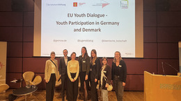 Mehrere Personen stehen auf einer Bühne