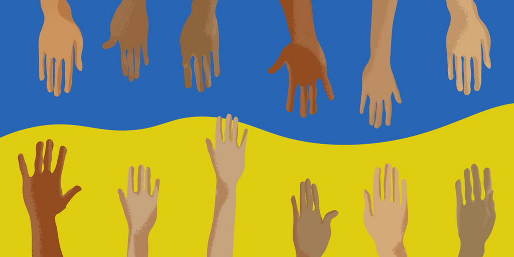 Gegenüberliegende Hände unterschiedlicher Hautfarbe vor den Farben der Ukraineflagge