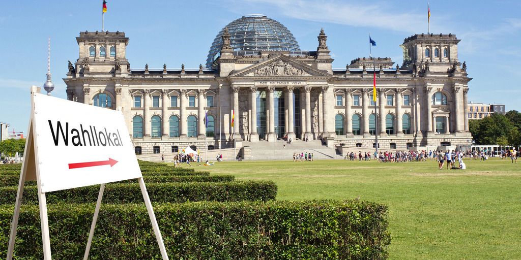Bundestag mit Wahllokal Schild