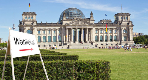 Bundestag mit Wahllokal Schild