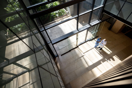 Ein Gespräch zwischen 2 Ärzten in einem Foyer.