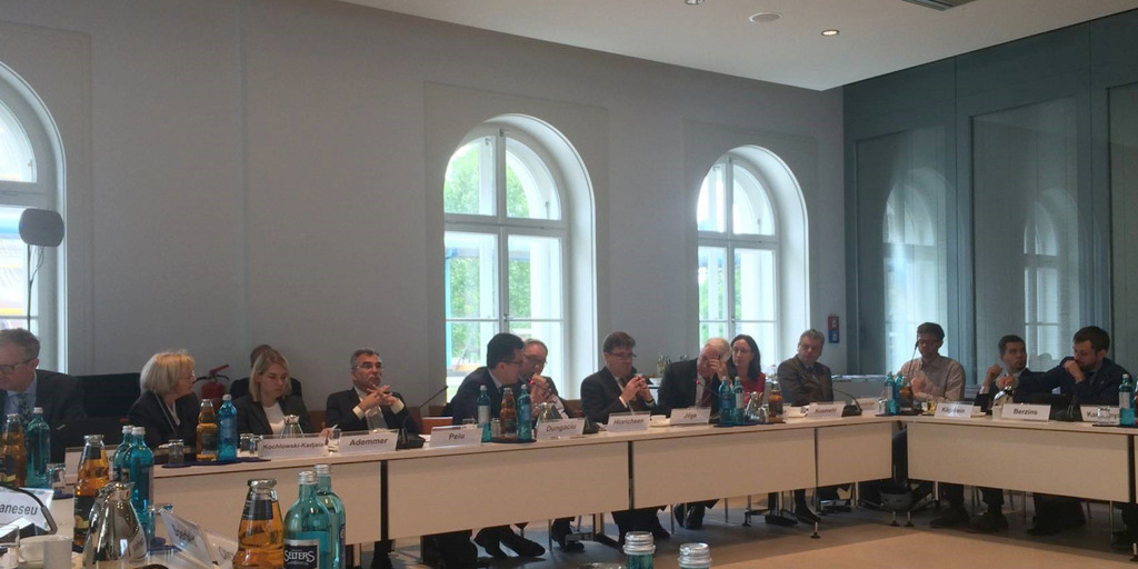 [Translate to English:] Teilnehmer des Stakeholder-Dialogs während der Diskussion