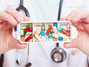 KEIN  SOCIAL MEDIA  arzt,mediziner,medikus,doktor,hand,mittel,agens,arznei,arzneimittel,heilmittel,medikament,medizin,substanz,tabletten,gesundheitslehre,pillendose,pillenbox,frau,menschen,leute,personen,mensch,gefahr,gefahren,gefaehrdung,zeigen,haende,ge(© Robert Kneschke / PantherMedia.net)