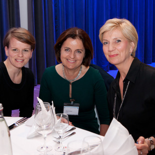 Menschen am Tisch