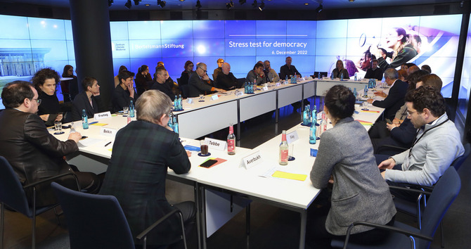 Ansicht auf die gesamte Diskussionsrunde