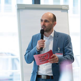 Senior Project Manager Roman Wink leitet eine Session
