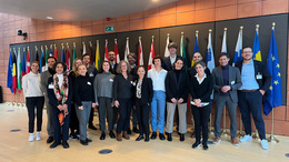 Gruppenbild vor Medienwand