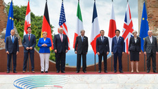 G7_Taormina_family_photo_2017-05-26.jpg(© Italian G7 Presidency 2017 - G7 Summit on g7italy.it / Wikimedia Commons - CC BY 3.0 it, https://creativecommons.org/licenses/by/3.0/it/legalcode)