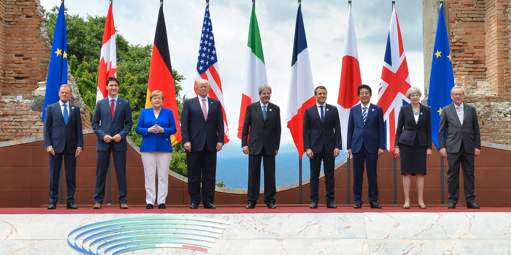 Gruppenfoto der Staats- und Regierungschefs sowie der EU-Repräsentanten beim G7-Gipfel im Mai 2017 in Taormina auf Sizilien. Zu sehen sind: Donald Tusk, Justin Trudeau, Angela Merkel, Donald Trump, Paolo Gentiloni, Emmanuel Macron, Shinzo Abe, Theresa May und Jean-Claude Juncker.