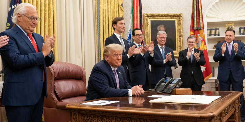 Präsident Trump am Schreibtisch im Oval Office. Er verkündet Friedensabkommen zwischen Vereinigten Arabischen Emiraten und Israel