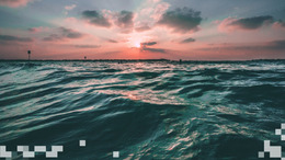 Meer mit Sonnenuntergang zu sehen