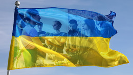 Ukrainische Flagge in der schemenhaft Menschen bei der Essensausgabe zu sehen sind