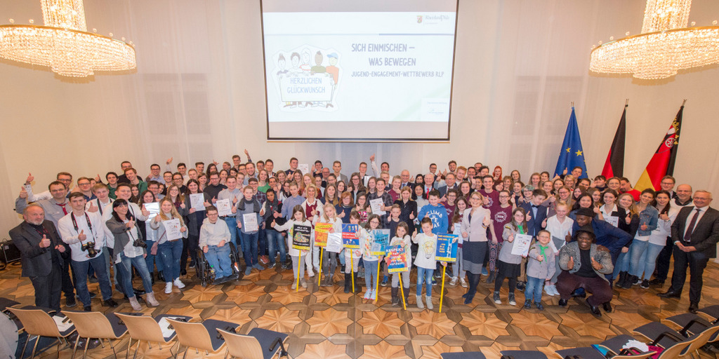 Gruppenbild der Preisträger und Verantwortlichen bei der Verleihung des Jugend-Engagement-Preises 2018.