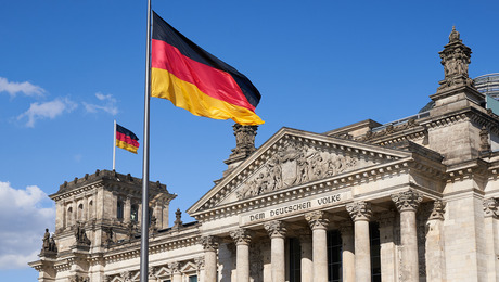 Gebäude mit deutscher Flage